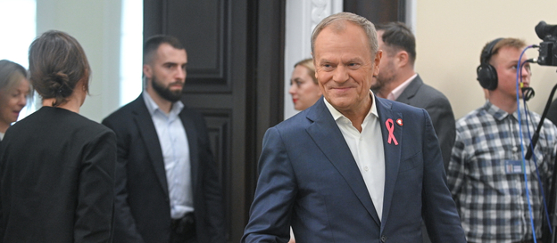 Warszawa, 15.10.2024. Premier Donald Tusk (C) na posiedzeniu rządu w siedzibie Kancelarii Prezesa Ra