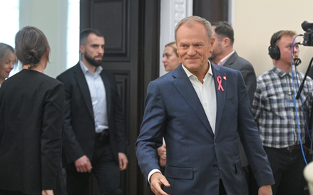 Warszawa, 15.10.2024. Premier Donald Tusk (C) na posiedzeniu rządu w siedzibie Kancelarii Prezesa Ra