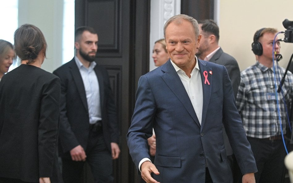 Warszawa, 15.10.2024. Premier Donald Tusk (C) na posiedzeniu rządu w siedzibie Kancelarii Prezesa Ra