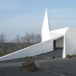 Bryła Autobahnkirche Siegerland nawiązuje do piktogramu na oficjalnym znaku drogowym. Składa się z k