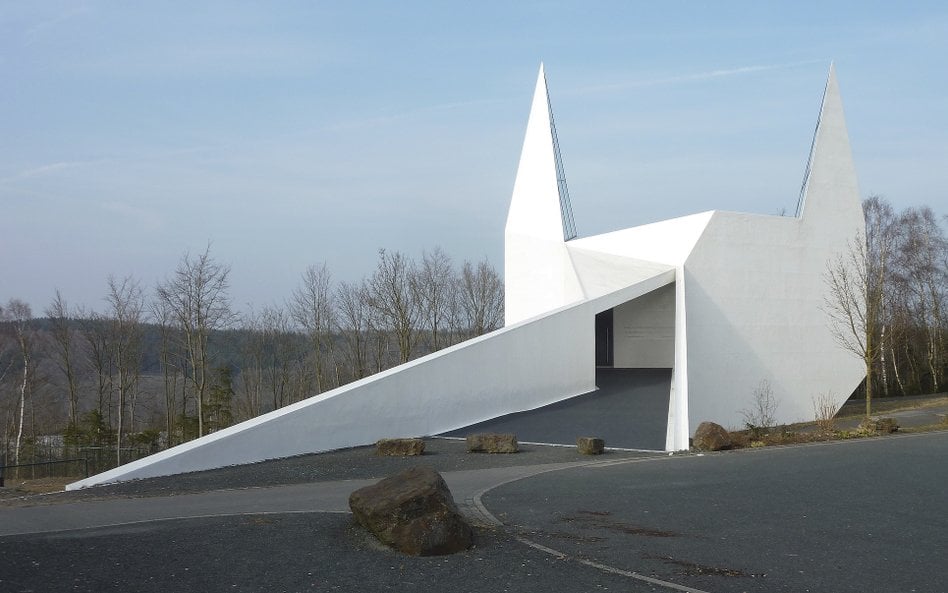 Bryła Autobahnkirche Siegerland nawiązuje do piktogramu na oficjalnym znaku drogowym. Składa się z k