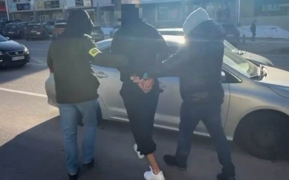 Zaskoczeni mężczyźni zostali zatrzymani i przewiezieni z powrotem do Warszawy, gdzie usłyszeli zarzu