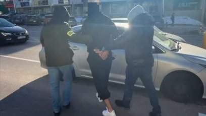 Zaskoczeni mężczyźni zostali zatrzymani i przewiezieni z powrotem do Warszawy, gdzie usłyszeli zarzu