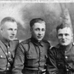 Józef Franczak (w środku) wraz z kolegami z wojska. Zduńska Wola, marzec 1945 r.