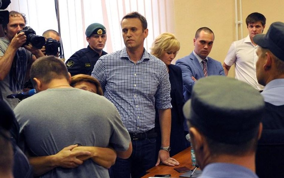 Nawalny na sali sądowej, po ogłoszeniu wyroku