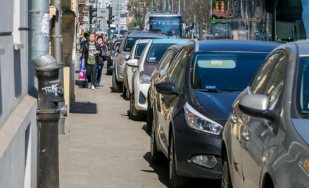 Stowarzyszenie chce zmian zasad parkowania na chodniku
