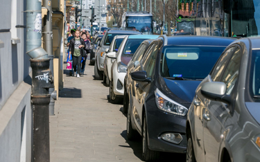 Stowarzyszenie chce zmian zasad parkowania na chodniku