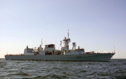 Okręt wpływa do portu w Gdyni