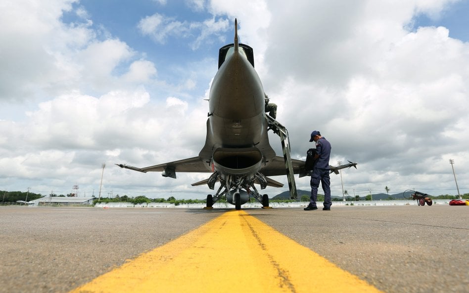 Tajski myśliwiec F-16