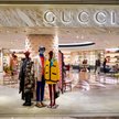 Gucci nie jest pierwszym potentatem odzieżowym, który wprowadza płatności kryptowalutami w swoich sk
