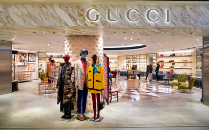 Gucci nie jest pierwszym potentatem odzieżowym, który wprowadza płatności kryptowalutami w swoich sk