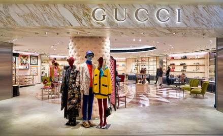 Gucci nie jest pierwszym potentatem odzieżowym, który wprowadza płatności kryptowalutami w swoich sk