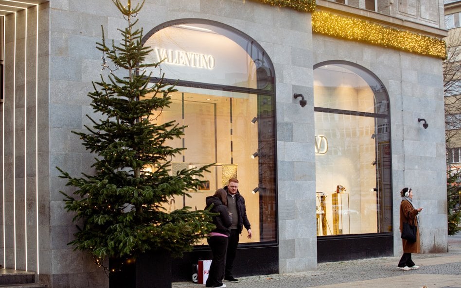 Właściciele domu mody Valentino zdecydowali się na wsparcie w wysokości 100 milionów euro.