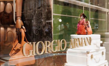 Giorgio Armani znany był z konsekwentnej walki o niezależność swojej firmy, co w branży luksusowej j