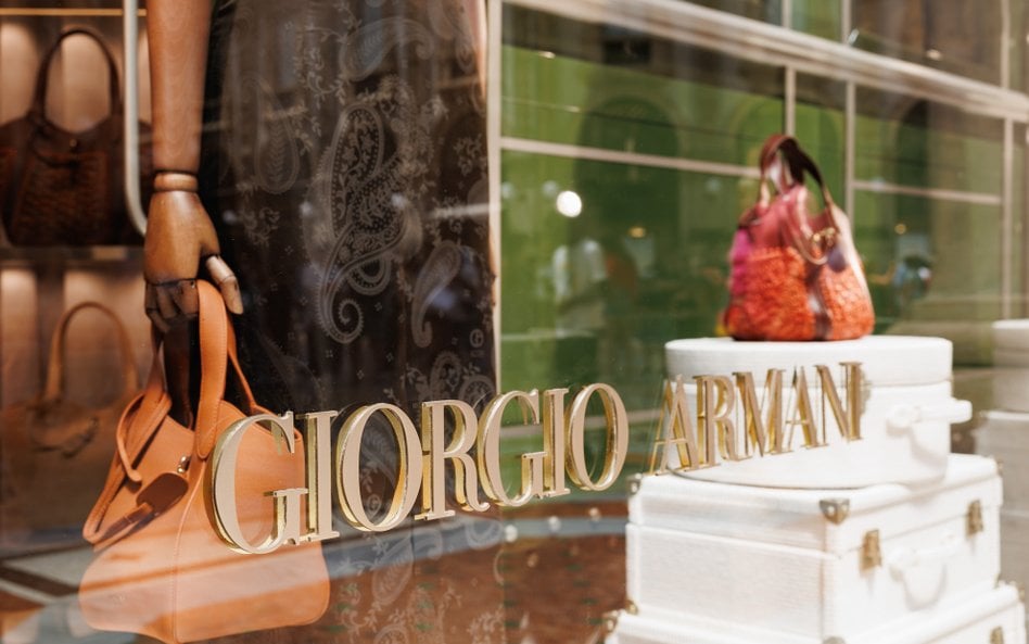 Giorgio Armani znany był z konsekwentnej walki o niezależność swojej firmy, co w branży luksusowej j