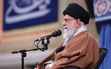 Ajatollah Chamenei potępia amerykańskie naloty w Iraku