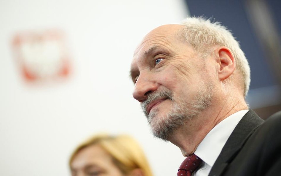 Macierewicz na razie nie odpowie za raport WSI