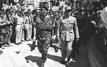 Na środku, pierwszy z lewej: generał Jacques Massu, jeden z najbliższych współpracowników Charles’a 