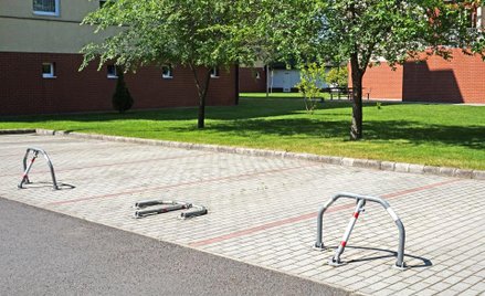 Wspólnota mieszkaniowa nie usunie blokad z parkingu