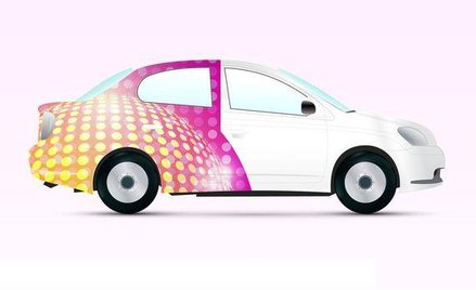 Czy jest pełne odliczenie VAT, gdy auto oklejono firmowymi banerami?