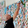 Damien Hirst podczas pracy nad cyklem „Kwitnące wiśnie”, 2020