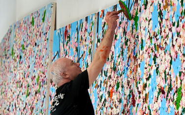 Damien Hirst podczas pracy nad cyklem „Kwitnące wiśnie”, 2020