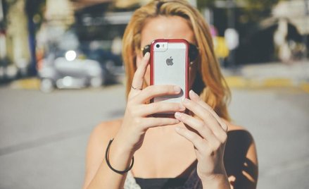 Wyjeżdżaj, odpoczywaj, oddaj nam telefon