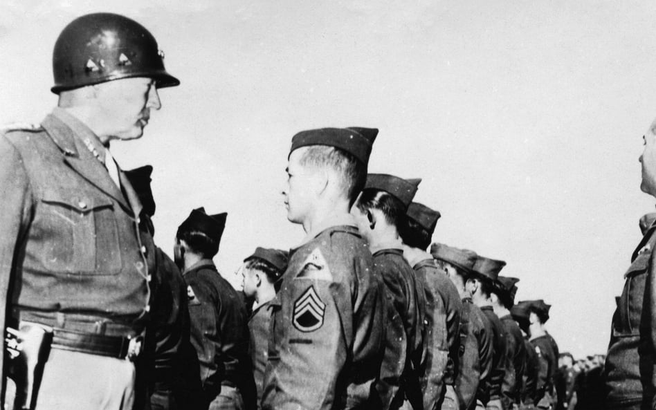 Generał USA George Patton wizytujący żołnierzy. Cheb, Czechosłowacja, 7 września 1945 r.