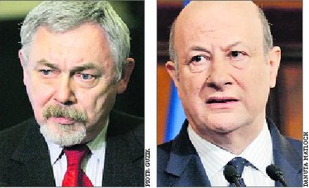 Jacek Majchrowski prezydent Krakowa (z lewej) sprzeciwia się planom ministra finansów Jacka Rostowsk