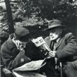 Żydzi czytający gazety w Ogrodzie Saskim w Warszawie, okres międzywojenny