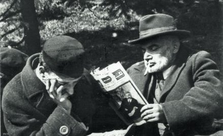 Żydzi czytający gazety w Ogrodzie Saskim w Warszawie, okres międzywojenny