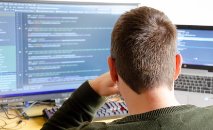 Haker pisał po angielsku w stylu hinduskim. Analitycy uznają to za kamuflaż