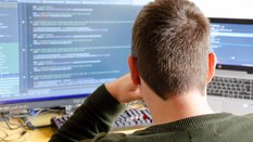 Haker pisał po angielsku w stylu hinduskim. Analitycy uznają to za kamuflaż