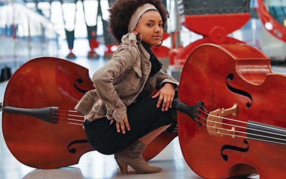 Esperanza Spalding zamieniła skrzypce na kontrabas. W piątek wystąpi w Ostrowie Wielkopolskim, a w n