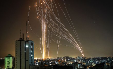 Nocne niebo nad Tel Awiwem rozjaśnione smugami pocisków rakietowych wystrzelonych przez palestyński 