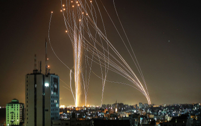 Nocne niebo nad Tel Awiwem rozjaśnione smugami pocisków rakietowych wystrzelonych przez palestyński 