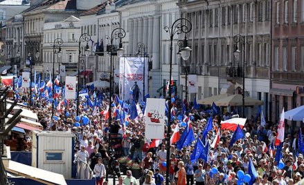 AP: Tysiące Polaków maszerowało w obronie konstytucji