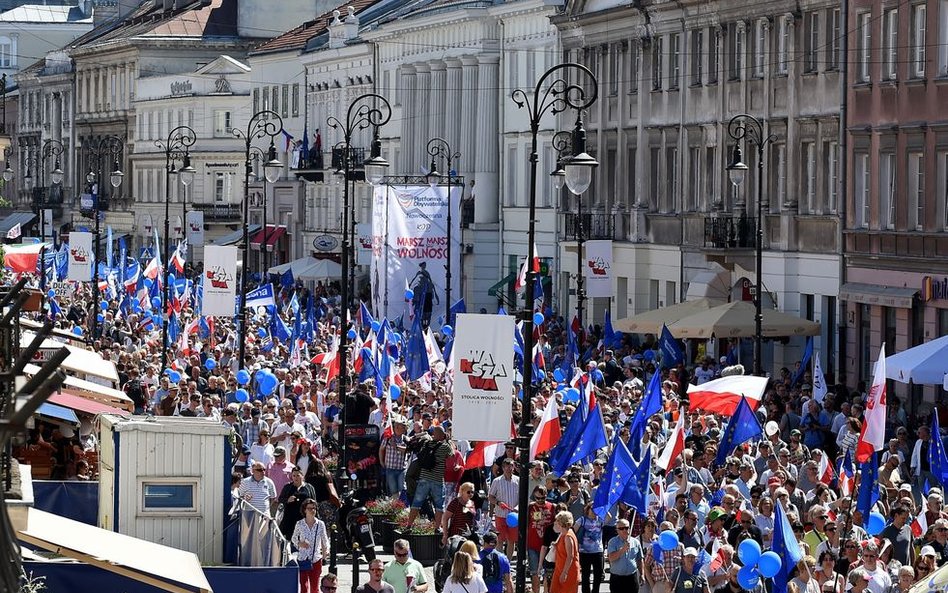 AP: Tysiące Polaków maszerowało w obronie konstytucji