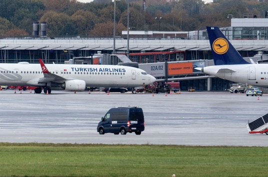 Policjanci w vanie obserwujący samochód porywacza, który był zaparkowany pod samolotem tureckich lin
