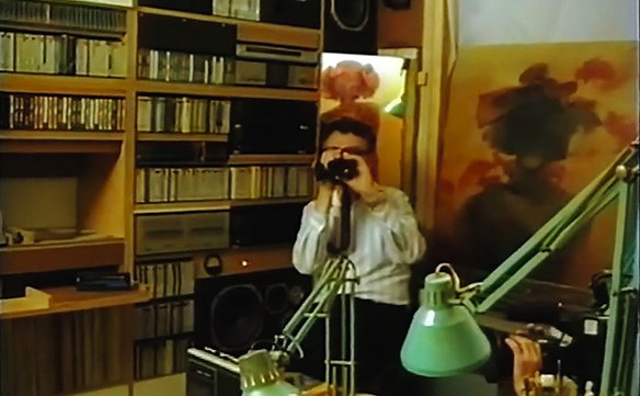 Klatka z filmu „Werniks. Z Beksińskim po drodze”, zdjęcie robi Zdzisław Beksiński