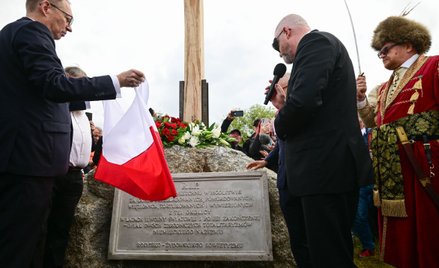 Europoseł Grzegorz Braun (C) podczas odsłonięcia alei pamięci z 8 głazami i tablicami, których treść
