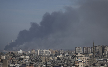 Kłęby dymu nad izraelską stroną granicy ze Strefą Gazy widziane z miasta Gaza