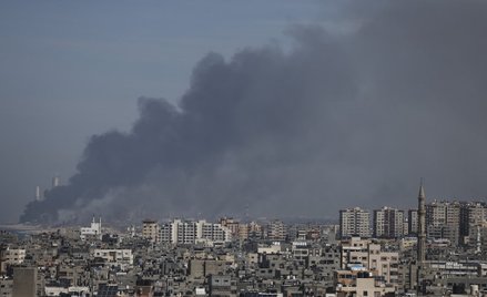 Kłęby dymu nad izraelską stroną granicy ze Strefą Gazy widziane z miasta Gaza