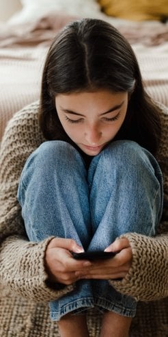 Negatywny wpływ na samopoczucie młodzieży korzystającej z mediów społecznościowych jest najbardziej 