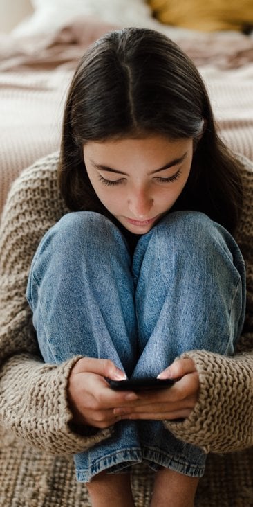 Negatywny wpływ na samopoczucie młodzieży korzystającej z mediów społecznościowych jest najbardziej 