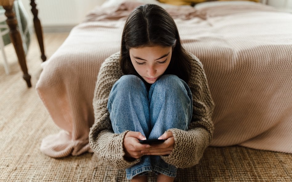 Negatywny wpływ na samopoczucie młodzieży korzystającej z mediów społecznościowych jest najbardziej 