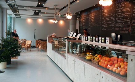 W chłodnym wnętrzu w oczy rzuca się wymalowane białą kredą na ogromnej czarnej tablicy menu