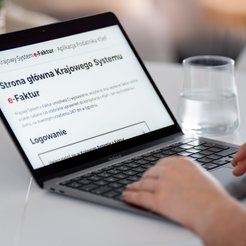 Jak mała firma ma fakturować w KSeF? Ministerstwo Finansów oferuje trzy bezpłatne aplikacje.