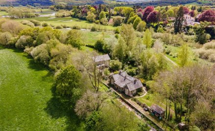 Stara stacja kolejowa na sprzedaż. Teraz to uroczy dom