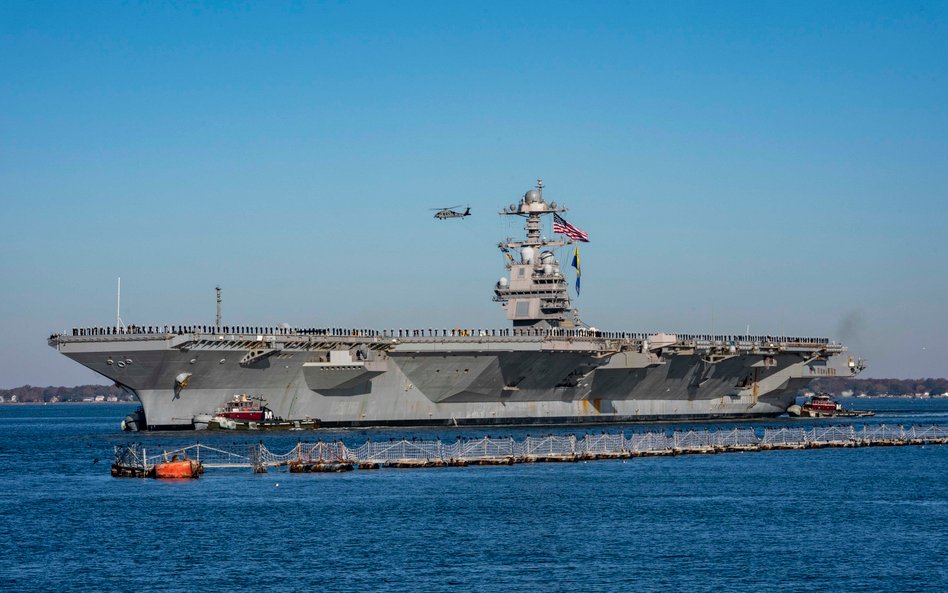 Lotniskowiec USS Gerald R. Ford wchodzi do bazy w Norfolk po pierwszym rejsie operacyjnym.